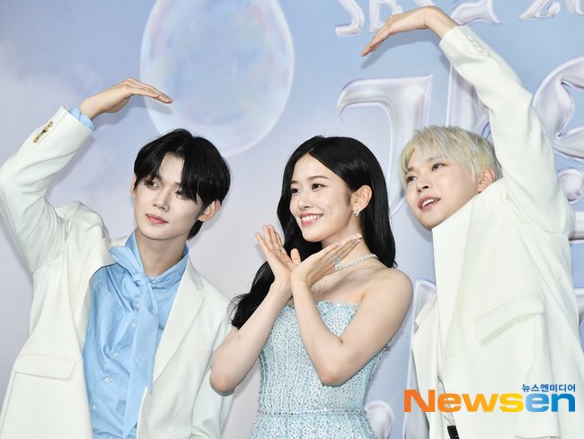 translatingTXT's tweet photo. mc jjunie with his co-hosts for gayo daejeon summer 🩷 https://t.co/IblSXixtU1