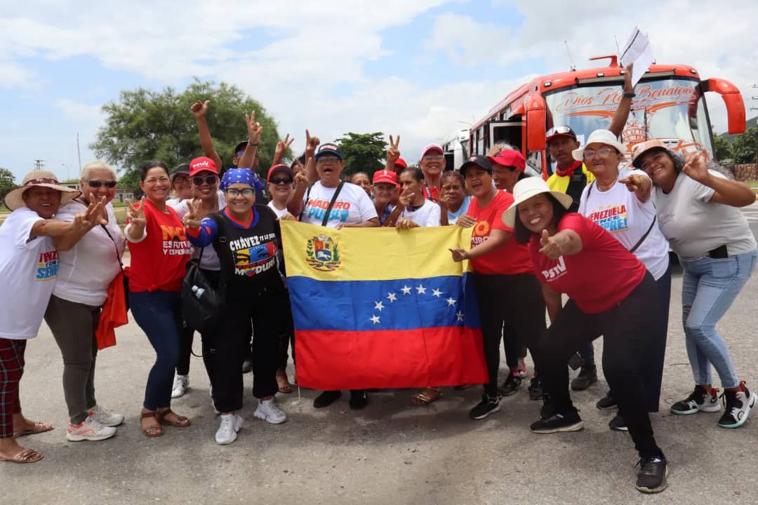 lasbasesconJCB's tweet photo. Llenos de alegría y compromiso irrestricto hacia el candidato de la Paz @NicolasMaduro, Puerto Cabello dijo presente este #13Jul en la Av. "Araguita" municipio Guacara, todas las fuerzas revolucionarias unidas, rumbo a la victoria del pueblo el #28Jul #LaEsperanzaEstaEnLaCalle💪 https://t.co/kDO0RcTZEQ