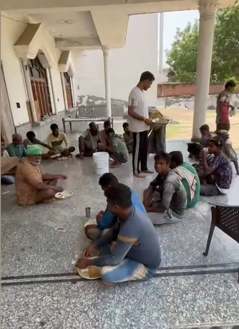 sudhirkmr6931's tweet photo. करोड़पति किसान की सादगी और इंसानियत देखो...
-ग्रेटर नोएडा जैसे शहर में 300 बीघा से अधिक जमीन का मालिक धान लगाने के बाद लेवर के बीच जमीन पर बैठकर खाना खा रहा, जबकि कई बार ऊंची दनकौर  गांव के प्रधान रह चुके है। साथ में जो बैठे लोग है सभी जाति धर्म के है। https://t.co/n32BINUYt8