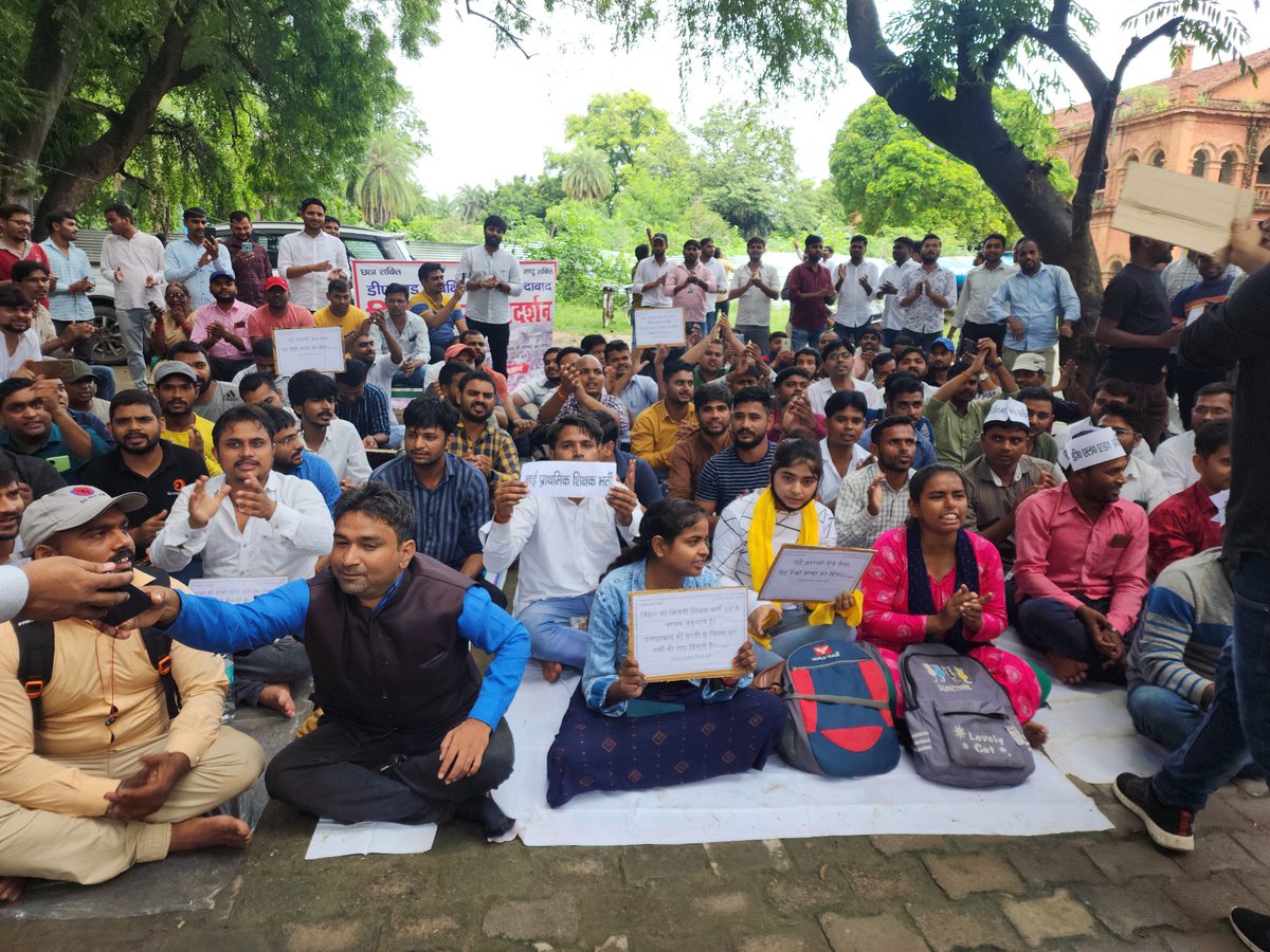 मा०मुख्यमंत्री एवं शिक्षामंत्री जी #PAB की रिपोर्ट के  अनुसार जब पद रिक्त है और पिछले #6वर्षों से कोई भी प्रदेश में प्राथमिक में #नई_शिक्षक भर्ती नहीं आई आखिर कब तक युवाओं को दर-दर भटकना होगा?
<a href="/UPGovt/">Government of UP</a> <a href="/CMOfficeUP/">CM Office, GoUP</a> <a href="/myogiadityanath/">Yogi Adityanath</a> <a href="/thisissanjubjp/">Sandeep Singh</a> 
#Release_UPPrimaryTeachersVacancy