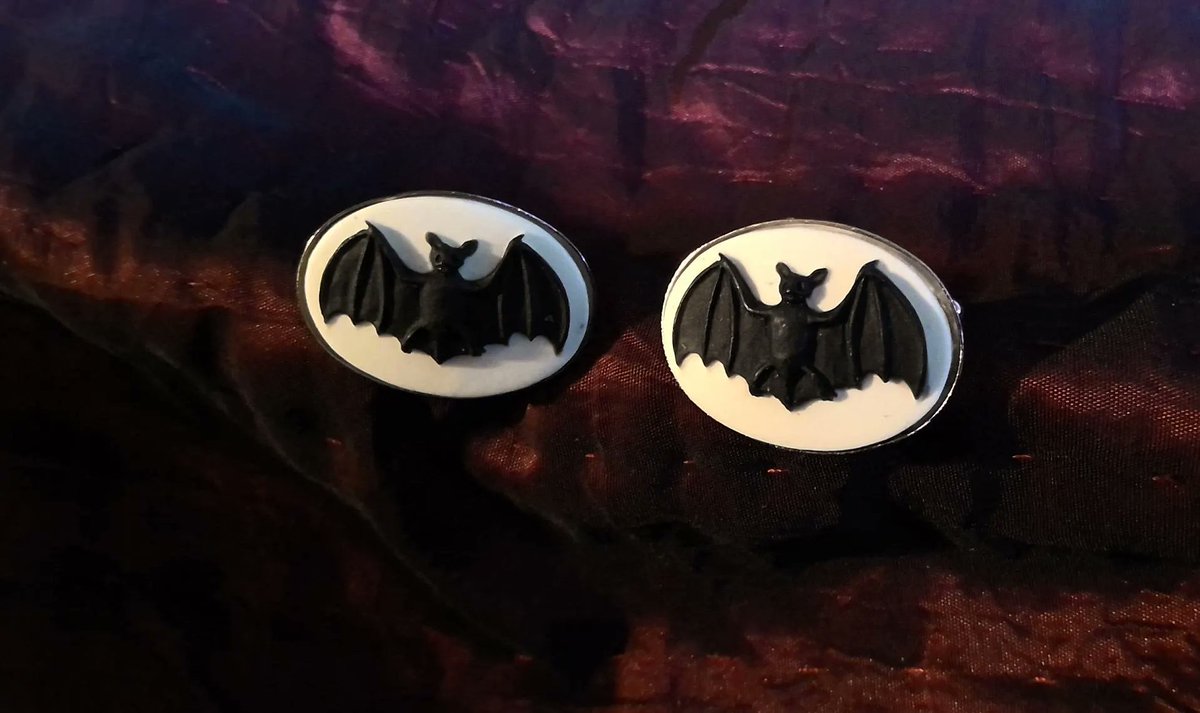 Leannarenee's tweet image. Dears, if shopping is a helpful distraction, good news: I've new 1-of-a-kind batty goodies in my shop!

I'm taking the shop down for a bit due to work &amp;amp; travel, so go forth &amp;amp; snag something before Monday! 

Using this link helps lots, thanks for your time!
torchandarrow.etsy.com