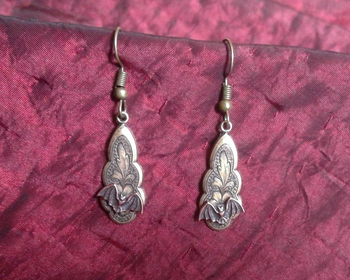 Leannarenee's tweet image. Dears, if shopping is a helpful distraction, good news: I've new 1-of-a-kind batty goodies in my shop!

I'm taking the shop down for a bit due to work &amp;amp; travel, so go forth &amp;amp; snag something before Monday! 

Using this link helps lots, thanks for your time!
torchandarrow.etsy.com