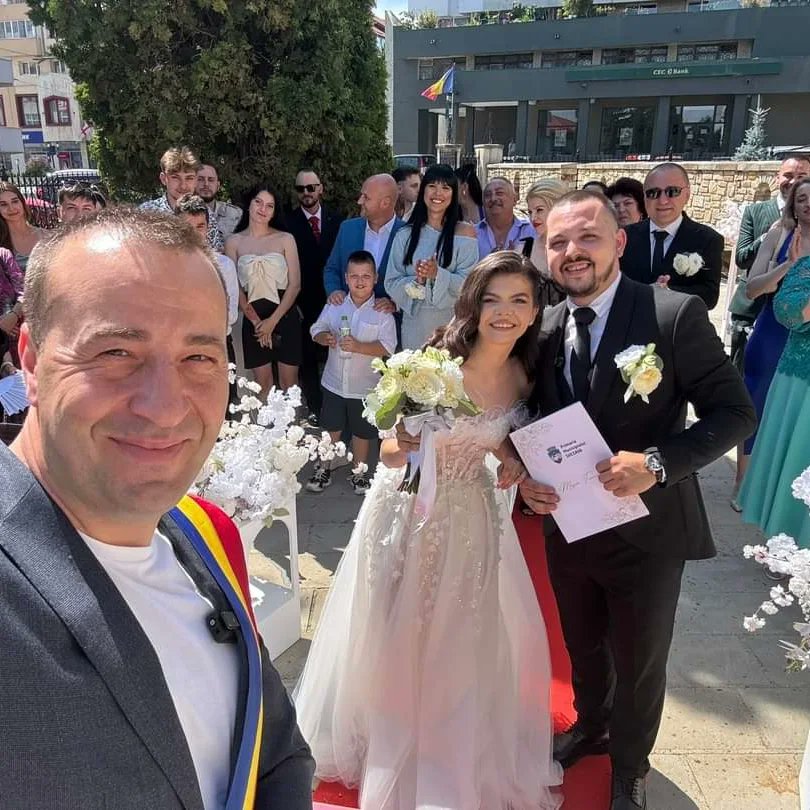 Harsovschi's tweet photo. “Căldură mare, mon cher!”

Însă niciodată nu este prea cald atunci când vrei să spui DA în fața ofițerului de stare civilă. 

Casă de piatră tuturor! 
A fost o bucurie pentru mine ca, de-a lungul timpului, să fiu martorul emoțiilor a mii de suceveni. 👰‍♀️🤵‍♂️

#Suceava #Familie #LH https://t.co/N19QlTdHVc