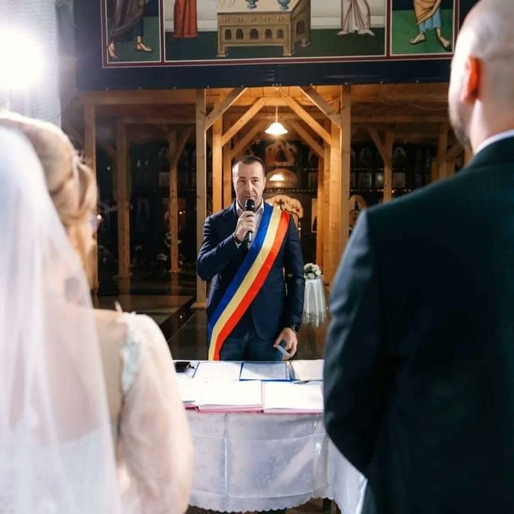 Harsovschi's tweet photo. “Căldură mare, mon cher!”

Însă niciodată nu este prea cald atunci când vrei să spui DA în fața ofițerului de stare civilă. 

Casă de piatră tuturor! 
A fost o bucurie pentru mine ca, de-a lungul timpului, să fiu martorul emoțiilor a mii de suceveni. 👰‍♀️🤵‍♂️

#Suceava #Familie #LH https://t.co/N19QlTdHVc
