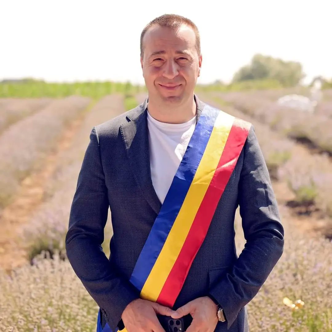 Harsovschi's tweet photo. “Căldură mare, mon cher!”

Însă niciodată nu este prea cald atunci când vrei să spui DA în fața ofițerului de stare civilă. 

Casă de piatră tuturor! 
A fost o bucurie pentru mine ca, de-a lungul timpului, să fiu martorul emoțiilor a mii de suceveni. 👰‍♀️🤵‍♂️

#Suceava #Familie #LH https://t.co/N19QlTdHVc