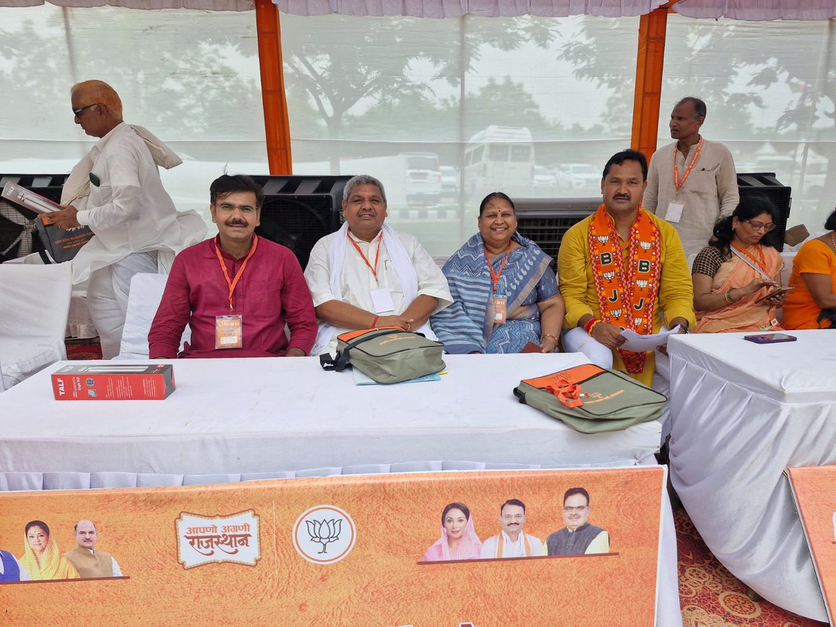 Sewramgupta's tweet photo. कल JECC परिसर, जयपुर में यशस्वी मुख्यमंत्री श्री @BhajanlalBjp जी, भाजपा प्रदेशाध्यक्ष आदरणीय श्री @cpjoshiBJP  जी  सहित केंद्र व प्रदेश के सम्मानित मंत्रीगण व पार्टी पदाधिकारियों की गरिमामयी उपस्थिति में आयोजित @BJP4Rajasthan की 'वृहद प्रदेश कार्यसमिति' बैठक में सहभागिता की। https://t.co/7XFm2ukRVI