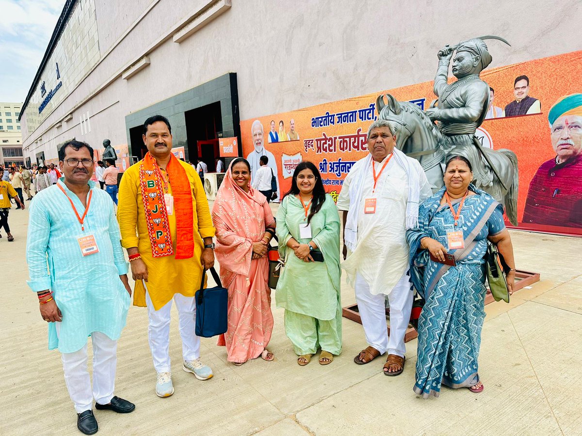 Sewramgupta's tweet photo. कल JECC परिसर, जयपुर में यशस्वी मुख्यमंत्री श्री @BhajanlalBjp जी, भाजपा प्रदेशाध्यक्ष आदरणीय श्री @cpjoshiBJP  जी  सहित केंद्र व प्रदेश के सम्मानित मंत्रीगण व पार्टी पदाधिकारियों की गरिमामयी उपस्थिति में आयोजित @BJP4Rajasthan की 'वृहद प्रदेश कार्यसमिति' बैठक में सहभागिता की। https://t.co/7XFm2ukRVI