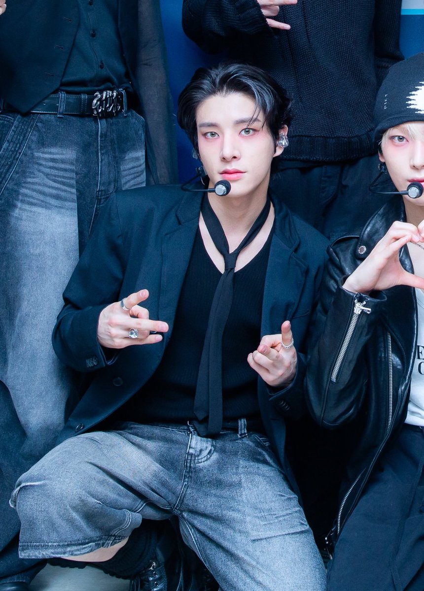 15ARCHIVEz's tweet photo. inkigayo jake 🖤 https://t.co/NqFsSURHse