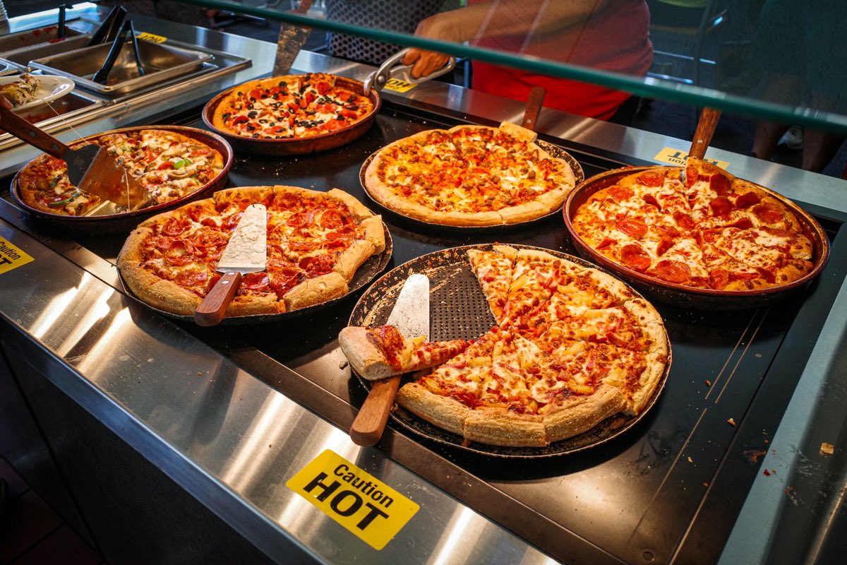 mymixtapez's tweet photo. Pizza Hut is bringing back its beloved lunch buffet 🍕 https://t.co/tLzN5brpe9