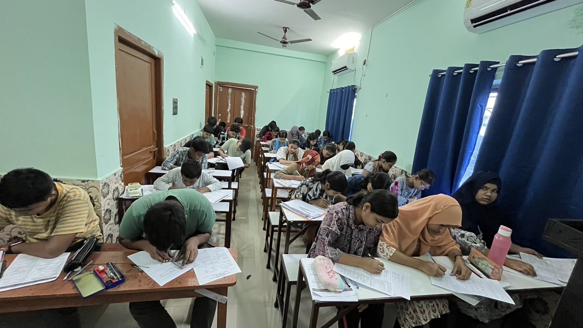 AkbarClasses's tweet image. 📚 Chapter-wise Tests at AKBAR CLASSES!📚

We are excited to share that our students at AKBAR CLASSES are putting their best efforts into the chapter-wise tests being conducted today, 14th July 2024. 📸✨

🧠 Think Logically 🧠
#AkbarClasses #ChapterWiseTests #ThinkLogically