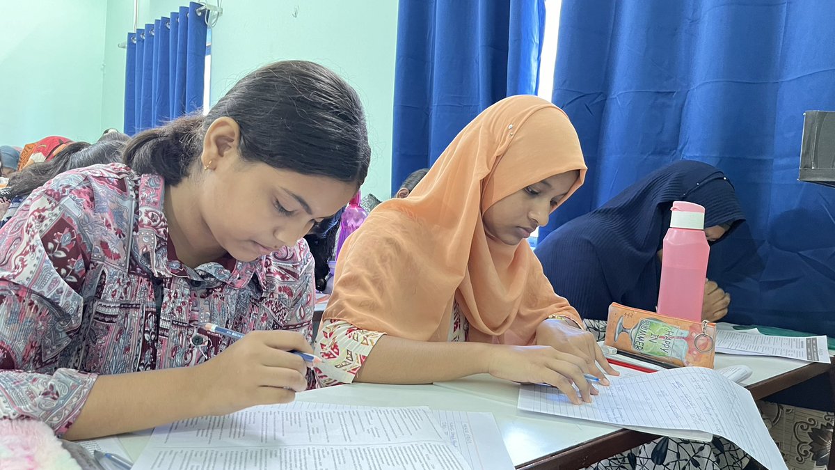 AkbarClasses's tweet image. 📚 Chapter-wise Tests at AKBAR CLASSES!📚

We are excited to share that our students at AKBAR CLASSES are putting their best efforts into the chapter-wise tests being conducted today, 14th July 2024. 📸✨

🧠 Think Logically 🧠
#AkbarClasses #ChapterWiseTests #ThinkLogically