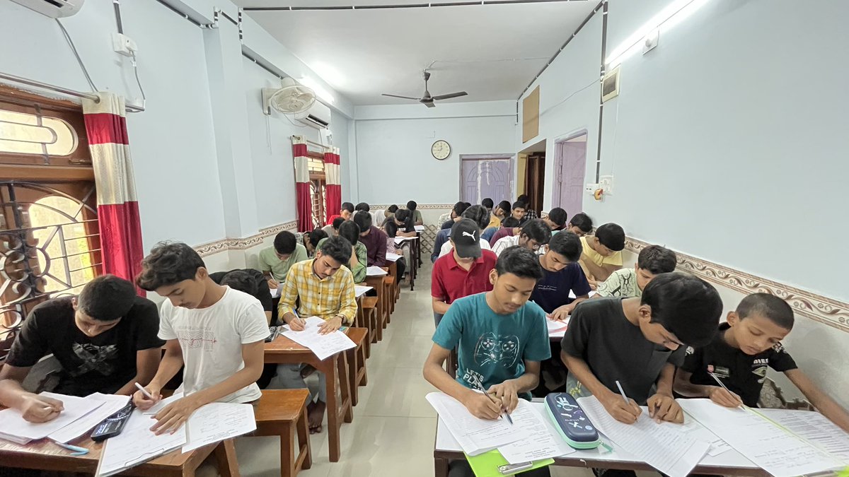 AkbarClasses's tweet image. 📚 Chapter-wise Tests at AKBAR CLASSES!📚

We are excited to share that our students at AKBAR CLASSES are putting their best efforts into the chapter-wise tests being conducted today, 14th July 2024. 📸✨

🧠 Think Logically 🧠
#AkbarClasses #ChapterWiseTests #ThinkLogically