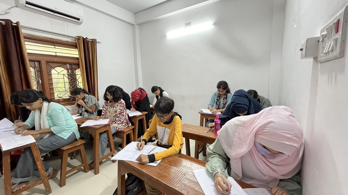 AkbarClasses's tweet image. 📚 Chapter-wise Tests at AKBAR CLASSES!📚

We are excited to share that our students at AKBAR CLASSES are putting their best efforts into the chapter-wise tests being conducted today, 14th July 2024. 📸✨

🧠 Think Logically 🧠
#AkbarClasses #ChapterWiseTests #ThinkLogically