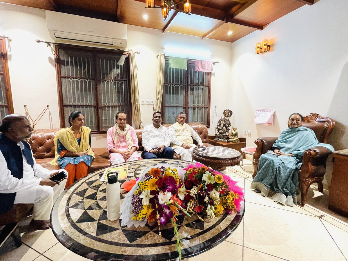 KHMuniyappaklr's tweet photo. ಲೋಕಸಭಾ ಮಾಜಿ ಸಭಾದ್ಯಕ್ಷರಾದ ಮೀರಾ ಕುಮಾರ್ ರವರು ನಮ್ಮ ಮನೆಗೆ ಬೇಟಿ ಮಾಡಿದ ಸಂದರ್ಭ.

#MeiraKumar #KHMuniyappa @AnshulAvijit #AnshulAvijit https://t.co/yveolW84T9