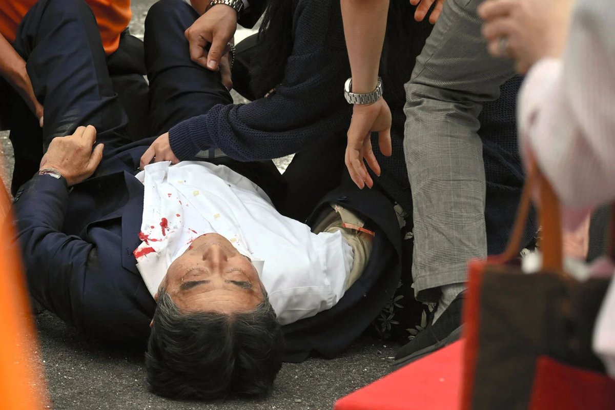 TraductorTeAma's tweet photo. Asesinaron a Shinzo Abe, apuñalaron a Bolsonaro y balearon a Trump.
Todos conservadores.

"Ah pero la derecha es violencia" https://t.co/7rsKC50zFi