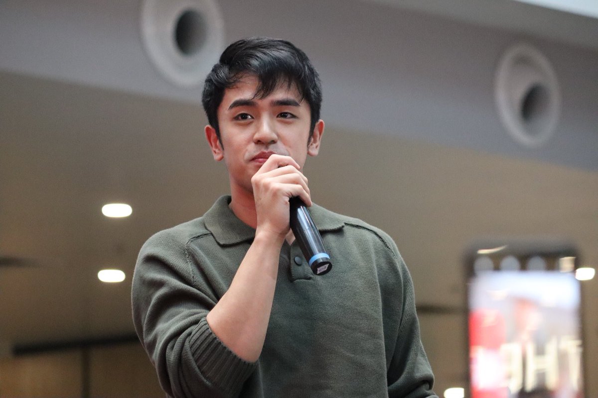 Sparkle_GMA's tweet photo. David Licauco wowed the crowd at #PinoyCon at One Ayala 🫶🏻 He definitely left us eagerly awaiting #PulangAraw’s premiere!

#DavidLicauco https://t.co/qaxOOlRUop