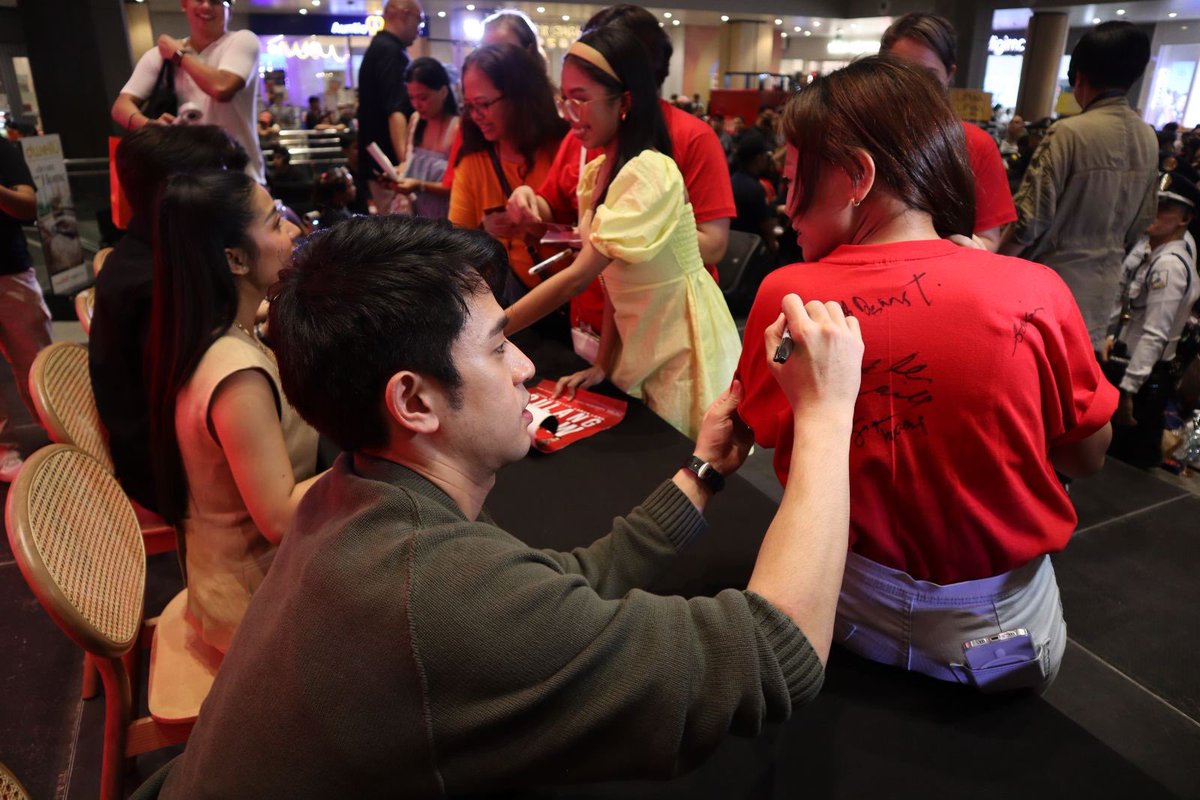 Sparkle_GMA's tweet photo. David Licauco wowed the crowd at #PinoyCon at One Ayala 🫶🏻 He definitely left us eagerly awaiting #PulangAraw’s premiere!

#DavidLicauco https://t.co/qaxOOlRUop