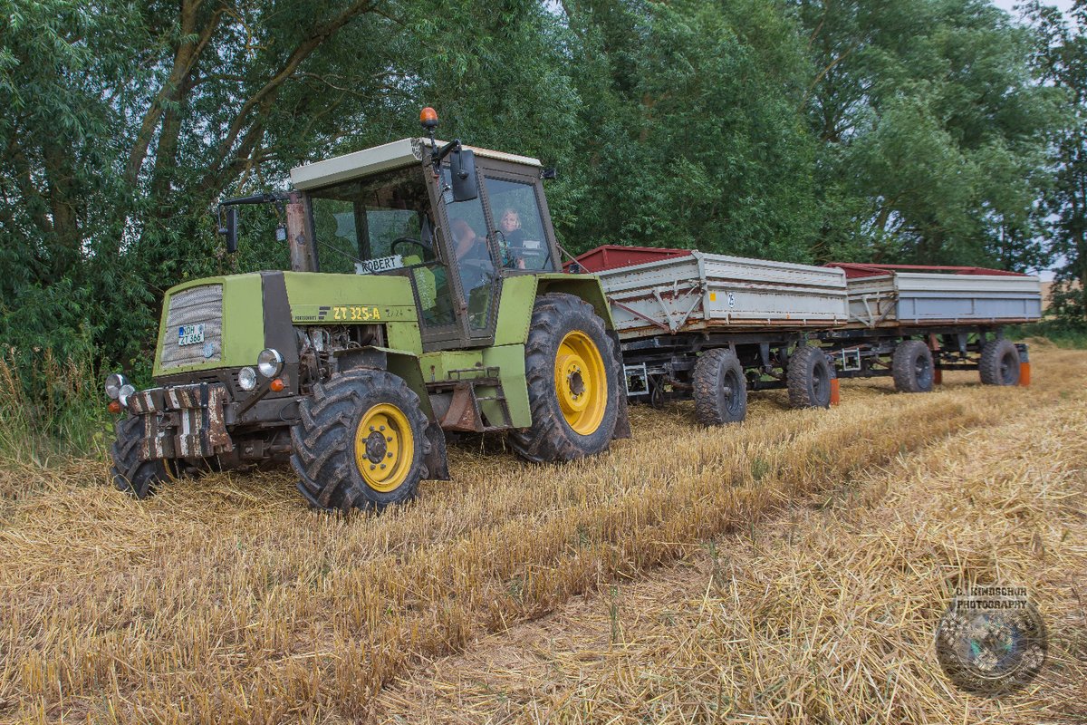 profiMagazin's tweet photo. Getreide abfahren mit einem #Fortschritt ZT 325 und zwei #Conow HW 60. https://t.co/tQkr10TiXX