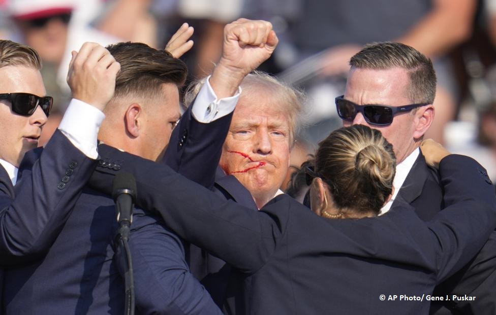 ffocusX's tweet photo. 🇺🇸 L'ancien président américain Donald #Trump a reçu une balle à l'oreille droite alors qu'il s'exprimait lors d'un rassemblement électoral en Pennsylvanie. #Trump2024 https://t.co/ghPaHy1Zmr