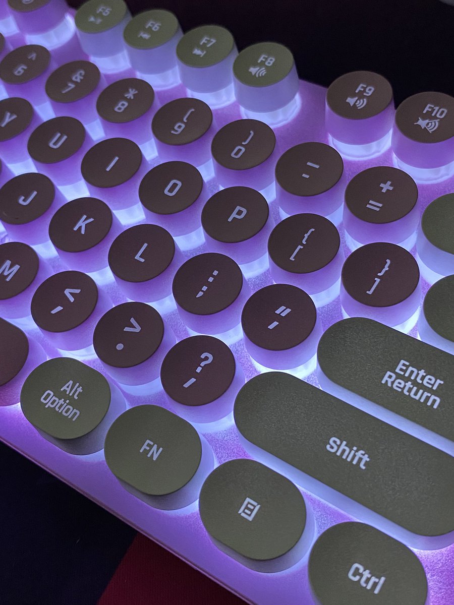 DarlingxzBee's tweet photo. LFB WTS K600 Luminous Gaming Keyboard 

White &amp; Violet Keys, round keycaps, white backlit
✅With box and manual

Wala pa 1 day gamit, with proof of purchase. Used for game test only.

Rfs: Got AULA F87 as main. :)) https://t.co/UC7JRiZ1CU