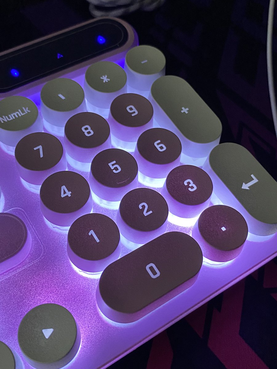 DarlingxzBee's tweet photo. LFB WTS K600 Luminous Gaming Keyboard 

White &amp; Violet Keys, round keycaps, white backlit
✅With box and manual

Wala pa 1 day gamit, with proof of purchase. Used for game test only.

Rfs: Got AULA F87 as main. :)) https://t.co/UC7JRiZ1CU