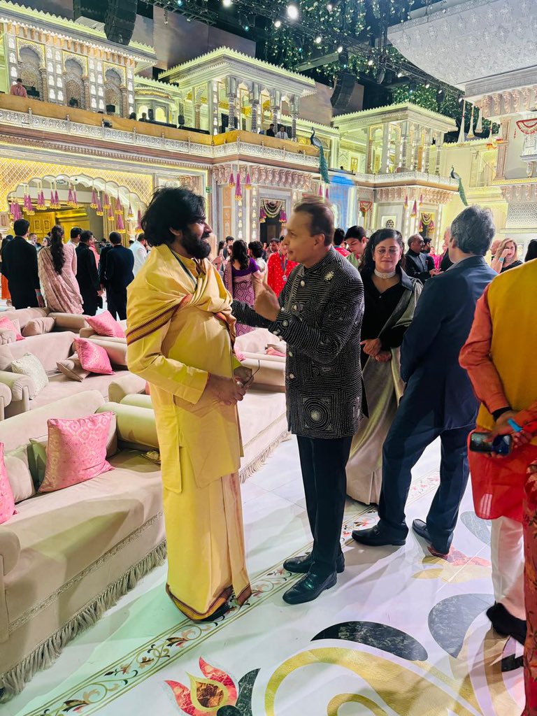 PruthvirajK1's tweet photo. He proved again that charisma doesn't always come with pompous attire and a wealthy outlook!
#PawanKalyan #Simpleness https://t.co/CAtxUS4U3o