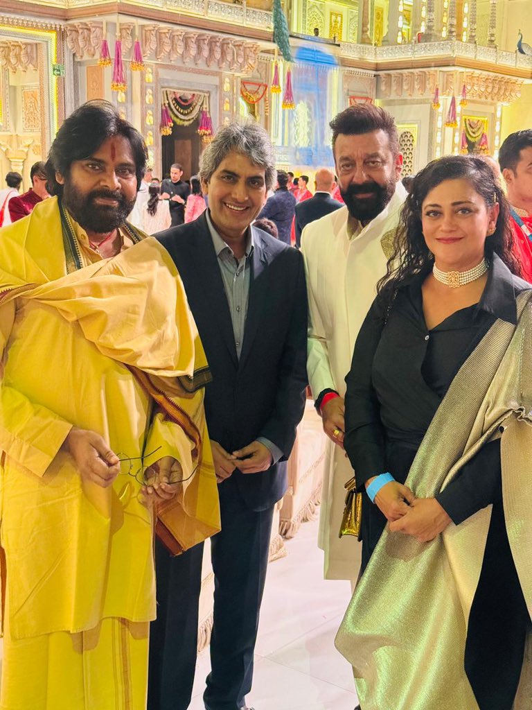 PruthvirajK1's tweet photo. He proved again that charisma doesn't always come with pompous attire and a wealthy outlook!
#PawanKalyan #Simpleness https://t.co/CAtxUS4U3o
