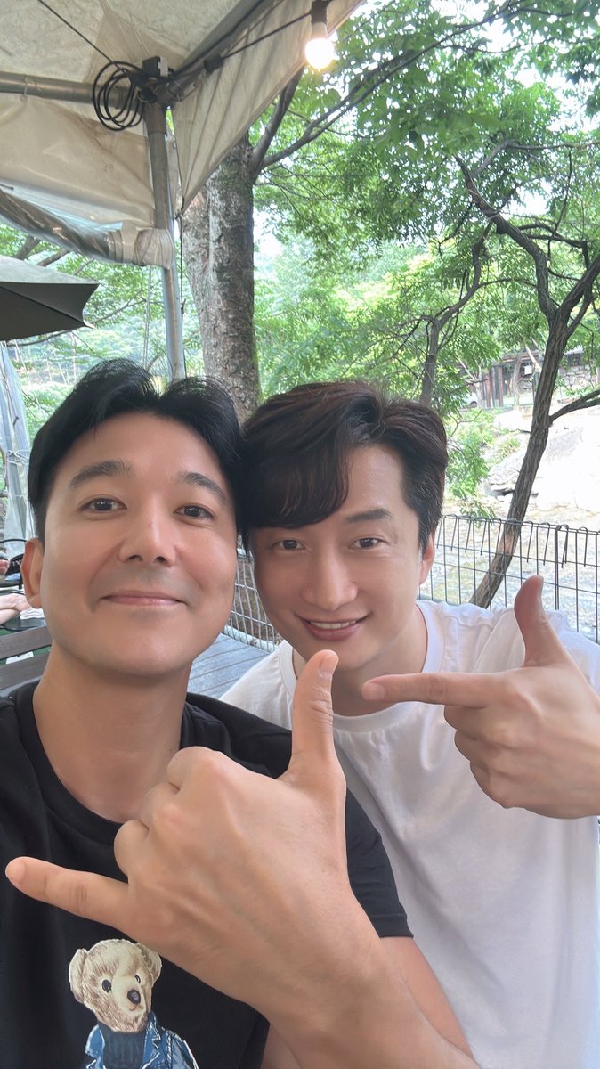 josewan81's tweet photo. 세상 멋진 이상 작곡가 이상 동생과 함께 Wan Park 
with composer Lee Sang https://t.co/BNWcwYdXGw