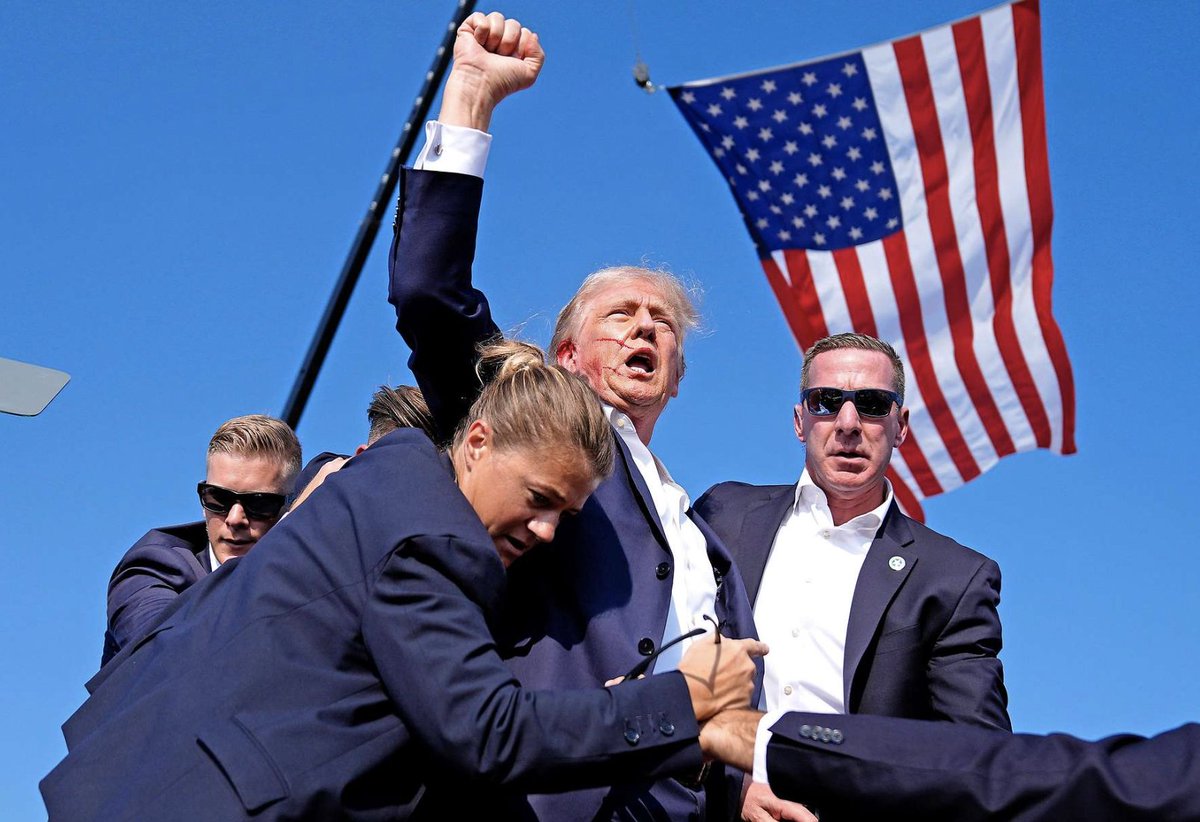 GerdMillmann's tweet photo. Star-Spangled Banner, blood, heroism ...Das Bild sieht von Trumps Team KI-generiert aus. Isses aber nicht. Jetzt wird er behaupten, die "faschistische" Antifa wars und fordert zum Krieg gegen sie auf. #Trump #AssassinationAttemptAgainstTrump  #Attentat #Biden #USWahlen https://t.co/0n0kQXYAip