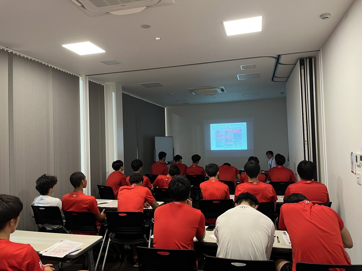 昨日 #ロックアイスベース にて、#千葉ジェッツU15 、#千葉ジェッツU18 の選手を対象に、オフィシャルパートナーの「有限会社毎日薬局」さまより、ドーピングについての勉強会を実際してもらいました💊📚✏️