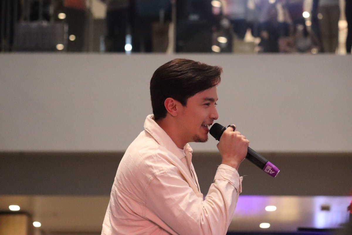 Sparkle_GMA's tweet photo. Alden Richards’ presence at #PinoyCon was unforgettable 😍 It left us buzzing with excitement for #PulangAraw’s debut! 

#AldenRichards https://t.co/X7LKoh8nqw