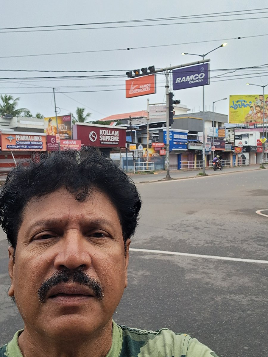 aishwaryyan's tweet photo. Hai Good Morning from #Quilon. 
இனிய ஞாயிறு காலை வணக்கம்! 
சென்னையில் நமக்கெல்லாம் டீ ஆத்தும் மல்லூஸின் சொந்த நாட்டில் வந்து 'சாயா' குடிக்கலைன்னா எப்படின்னு 6 மணிக்கே கொல்லம் 'கடப்பகாடு' பகுதியில் அரைமணி நேரம் சுற்றியும் ஒரு கடைகூட இல்லை/ திறக்கலை. ஒருவேளை எல்லா டீக்கடை மல்லூஸும் https://t.co/h1Qgk8oPbw