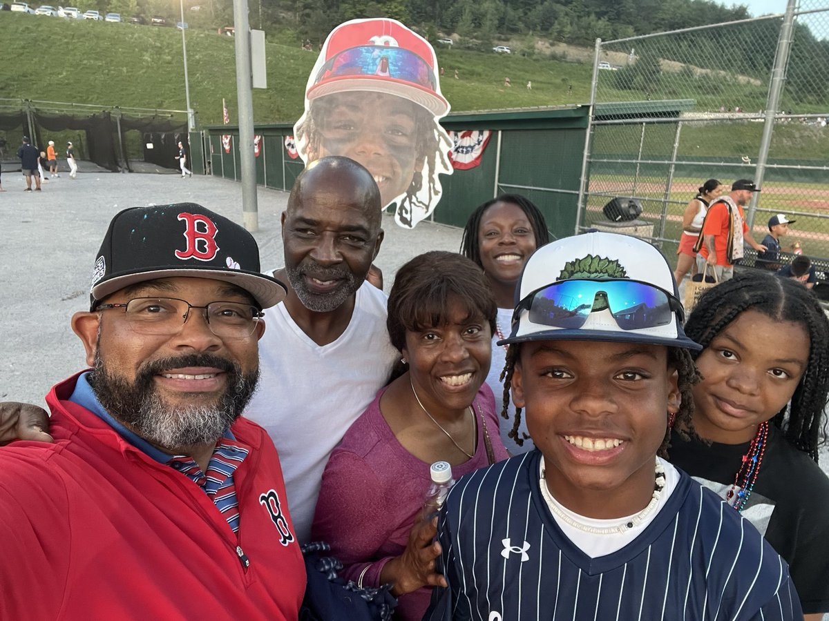 HughUnderPar's tweet photo. Great #OpeningCeremony and proud of Cameron for being selected for the #HomeRunDerby 😎 He ended up with 2 which didn’t win but was awesome 👏🏽 Thank you Coaches #Cooperstown #ProudPappa #LetsGoBombers #LetsGoCam #FatHead #TurnUp https://t.co/wseWLz1ZJu