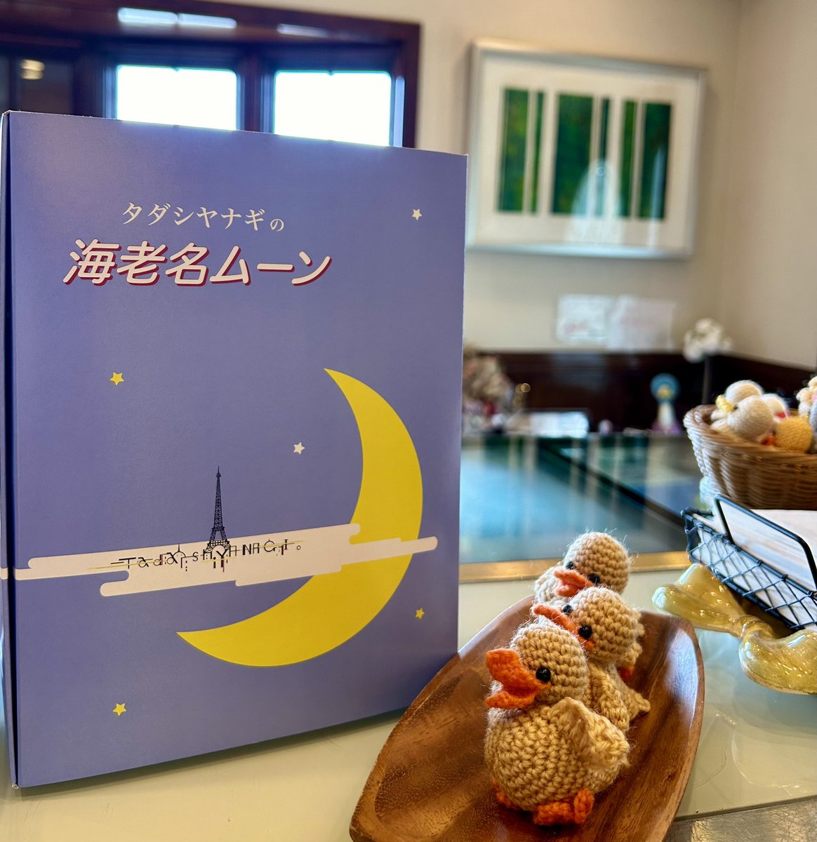 tadashi_yanagi's tweet photo. #パティスリータダシヤナギ　の店内に飾られてる油絵やリトグラフ、海老名ムーンの箱のデザインを描いてくださった、友人の高橋一昭画伯が来日、7/22〜7/28に銀座のギャルリー志門にて個展を開催いたします。
ぜひご覧になってください！
#paris #在仏45年　#高橋一昭　#ギャラリー志門　#個展　#銀座 https://t.co/Jqv5nJWCnf