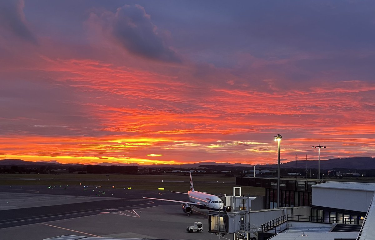 AndyHamilton441's tweet photo. The sunset last night was pretty stunning @GLA_Airport https://t.co/WBMHCfxK1W