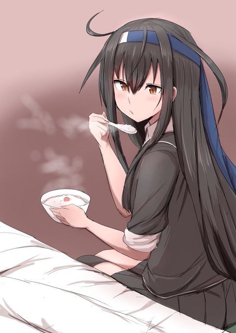 お題のスプーンに掬ったお粥を吹いて冷ます初霜ちゃんです。 