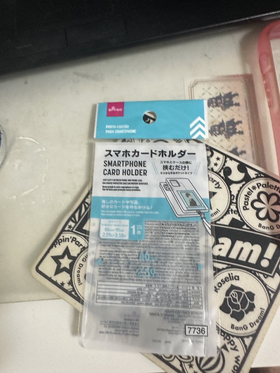 DJ_KUNOICHI2's tweet photo. あ、そうそうこの前さ〜ドンキーの中のダイソーでこれ買ったんだよなこれをスマホに挟んで………ほら！！ただアタシのスリーブまでは入んなかった
これで #サマキラWIN に参戦する。この前の #RAS_ESSENTIALS の時もこうやってスマホ (iPhone 14 Pro Max) をアレンジしてたしな。 https://t.co/Ih29EMhUrm