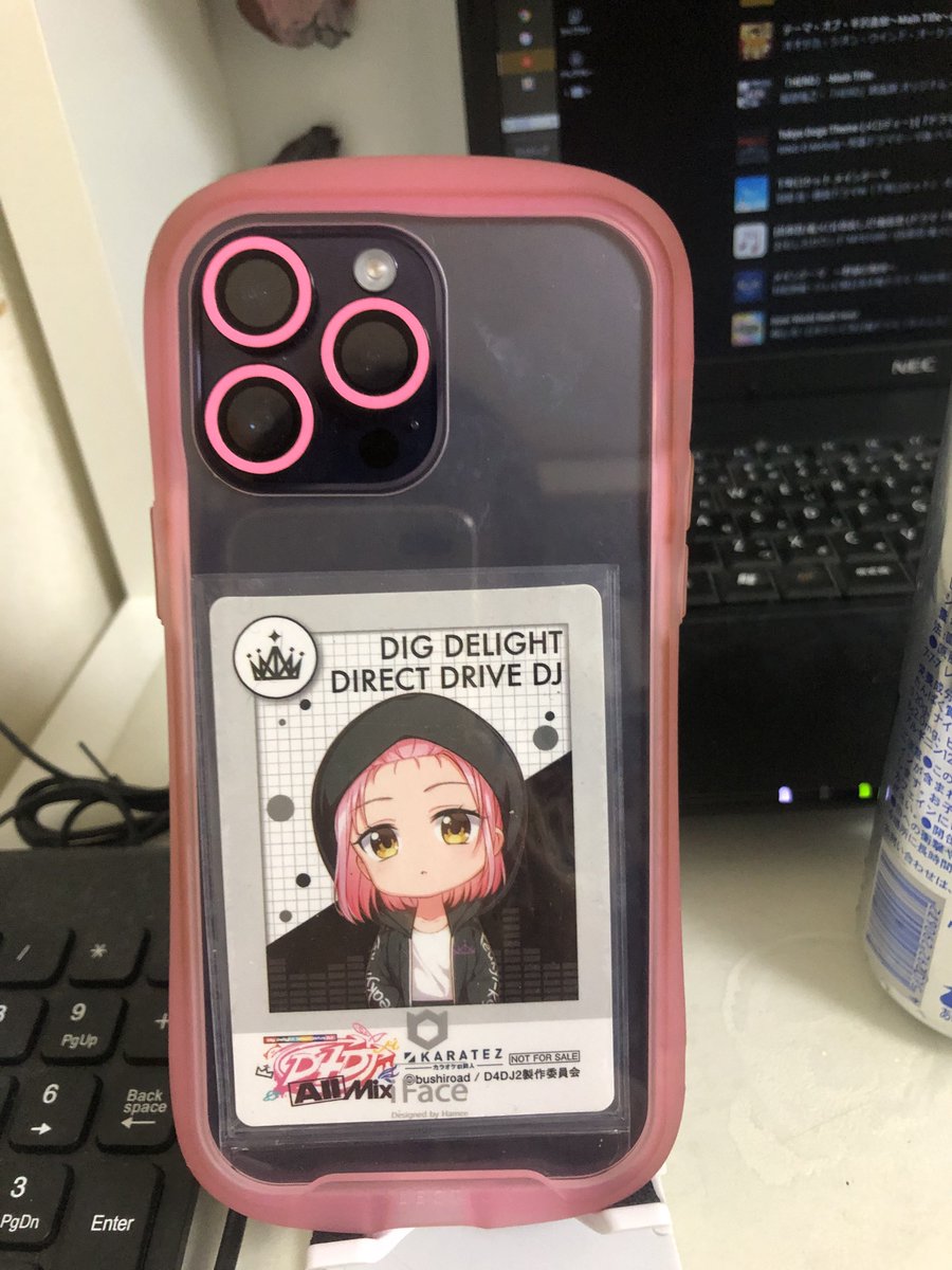 DJ_KUNOICHI2's tweet photo. あ、そうそうこの前さ〜ドンキーの中のダイソーでこれ買ったんだよなこれをスマホに挟んで………ほら！！ただアタシのスリーブまでは入んなかった
これで #サマキラWIN に参戦する。この前の #RAS_ESSENTIALS の時もこうやってスマホ (iPhone 14 Pro Max) をアレンジしてたしな。 https://t.co/Ih29EMhUrm