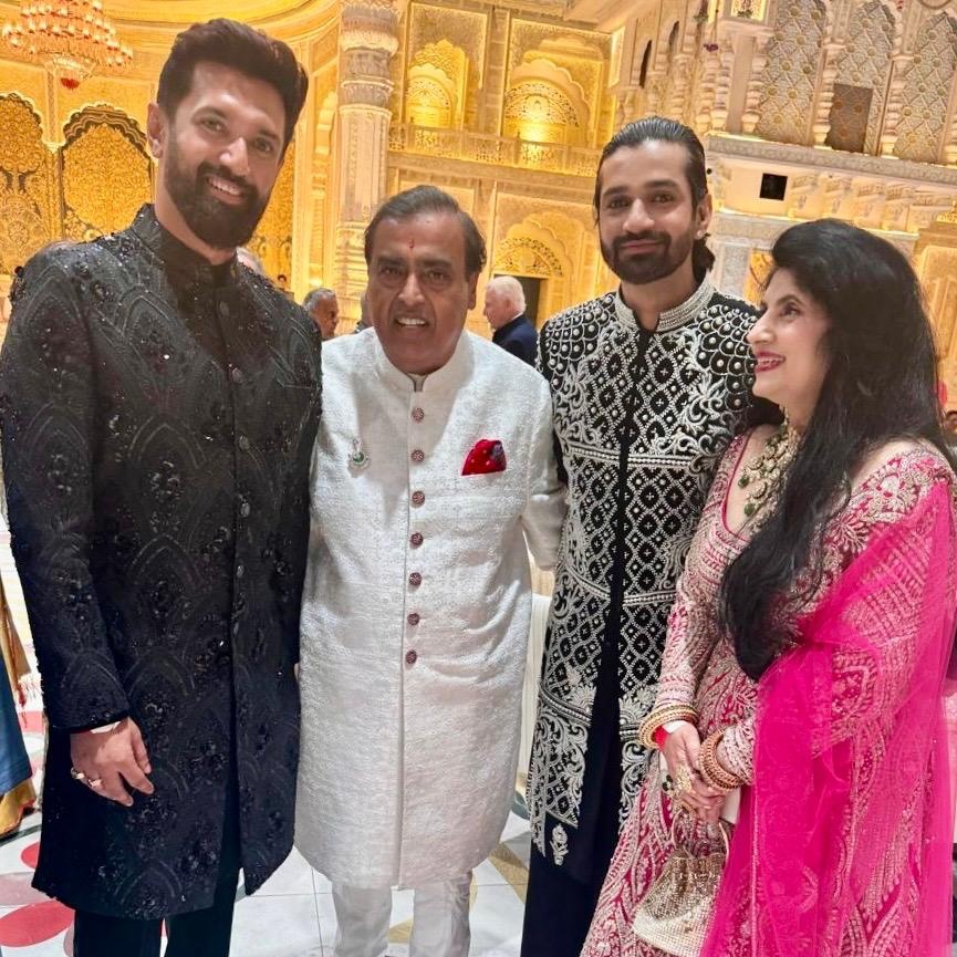 भारत के उद्योगपति और रिलायंस इंडस्ट्रीज के अध्यक्ष श्री मुकेश अंबानी जी के सुपुत्र श्री अनंत अंबानी और राधिका मर्चेंट के विवाह उपरांत आयोजित 'शुभ आशीर्वाद' समारोह में शामिल होकर उन्हें नव दांपत्य जीवन की शुभकामनाएं दी। इस दौरान मुकेश अंबानी जी से सुखद मुलाकात हुई।

#AmbaniWedding