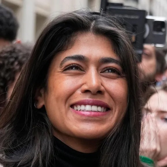 gauchecaca's tweet photo. Rima Hassan, la peste brune dans tous les sens du terme.
Appels au meurtre, posts odieux, antisémitisme décomplexé, tout lui est permis car elle est maquée avec l'extrême gauche.
On muselle les gens de droite pour   bien moins.
À gauche a le magistère moral... et de la saloperie. https://t.co/gVlzbpZfFi