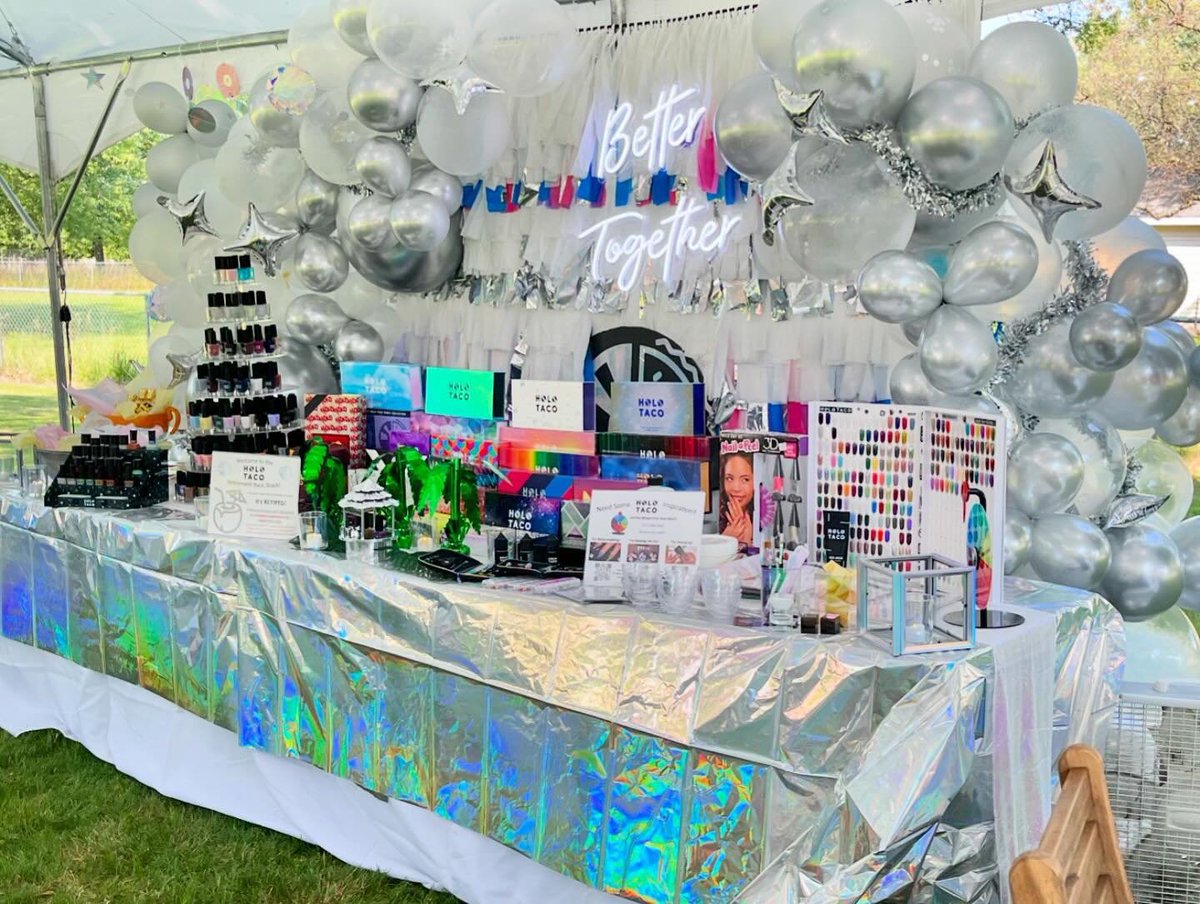 Linksliltri4ce's tweet photo. I threw a Manis 💅🏽 &amp; Tacos 🌮 Party!

I have SO many @holotaco polishes that I thought it would be fun to throw a party themed around it! We had a taco bar and then everyone painted their nails and some even learned how to do new nail art techniques! https://t.co/8oI8yVXoKW