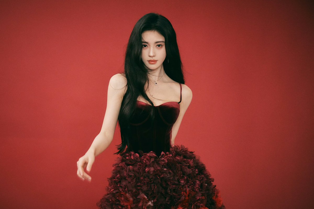 juijngyi's tweet photo. Ju Jingyi, the FIRST and ONLY female artiste in Mainland China to ever achieve 钻三 (lit. Diamond 3) Super Topic level 🎉

是Top 1, 也是Top祎 🔥

宝贝，今后只走花路鸭～ ❤️ https://t.co/lUzvJWp4Xt