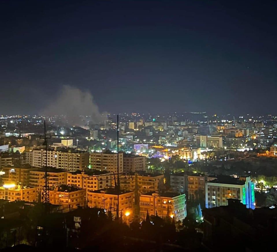 🔴⚡️ ÚLTIMA HORA 

Israel está bombardeando Damasco, capital de Siria, en estos momentos.

 Israel ahora también ataca áreas residenciales en Siria.