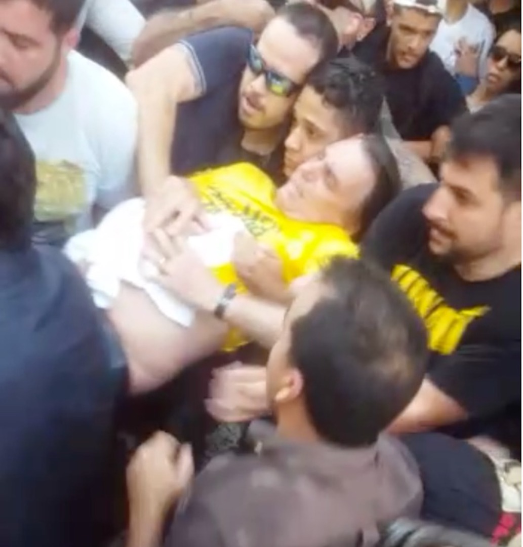 silviogrimaldo's tweet photo. A rapaziada do @STF_oficial, especialmente o Alexandre, adora ir para a Europa chorar a respeito do radicalismo da extrema-direita que ameaça a democracia e zzzz.... Mas qual político de esquerda teve sua vida ameaçada por tiro ou facada como resultado da radicalização ideológica da direita? Nenhum! A esquerda, contudo, que já matava nos 60, continua utilizando a violência como meio de luta política, sob o olhar complacente dos tais defensores do estado democrático de direito. 
Se você não percebe o tamanho da farsa, então já passou da hora de acordar.