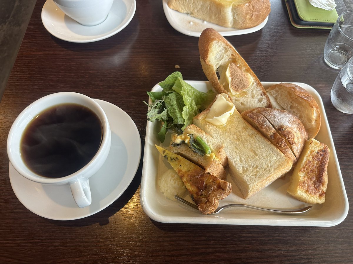 shin37step's tweet photo. 今日のモーニングはラティシコさんで
パンモーニング、一つは大盛りをいただきました。
デララバでモーニングがすごいと紹介されたパン屋さん
パン美味しい😍
大盛りは7種付いてボリューム満点

＃モーニング
＃パン
＃デララバ
＃パン屋さん
＃岐阜 https://t.co/WcX8xfjwUD