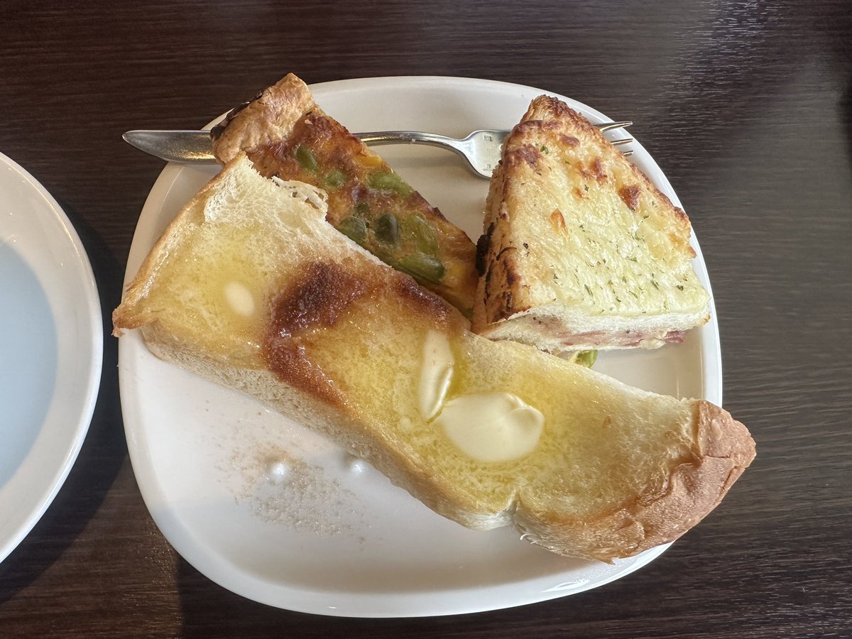 shin37step's tweet photo. 今日のモーニングはラティシコさんで
パンモーニング、一つは大盛りをいただきました。
デララバでモーニングがすごいと紹介されたパン屋さん
パン美味しい😍
大盛りは7種付いてボリューム満点

＃モーニング
＃パン
＃デララバ
＃パン屋さん
＃岐阜 https://t.co/WcX8xfjwUD