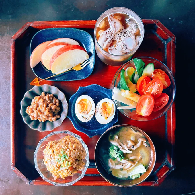 最近のごはん 卵炒飯、納豆、味玉、セロリとトマトのサラダ、しめじと小松菜の味噌汁、林檎 網焼き素トースト、トマトバジル和え、肉じゃが、塩ほっけ、マカダミアチョコチャンククッキー 味玉豚しょうが焼きバジル丼 鮭、かぼちゃの味噌汁、マカダミアチョコチャンククッキー