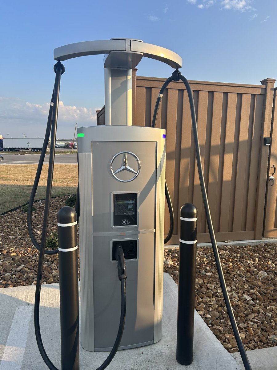 Hey <a href="/MercedesBenzUSA/">Mercedes-Benz USAㅤ</a> why do I get free charging for my eqs at <a href="/ElectrifyAm/">Electrify America</a> but not at your branded chargers? Even crappier that my Navigation prefers these over EA. Make it right?
