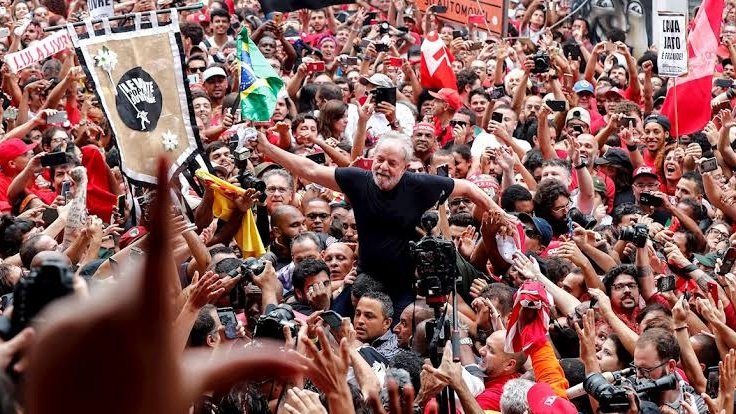 ANÁLISE! 🚨 Quem estuda iconografia da história, aprende a ler o significado das imagens produzidas ao longo do tempo. 

Hoje, Trump produziu uma das imagens históricas que entrarão pro hall dos clássicos da extrema-direita.

Como se pode ver, a câmera se localiza sempre abaixo