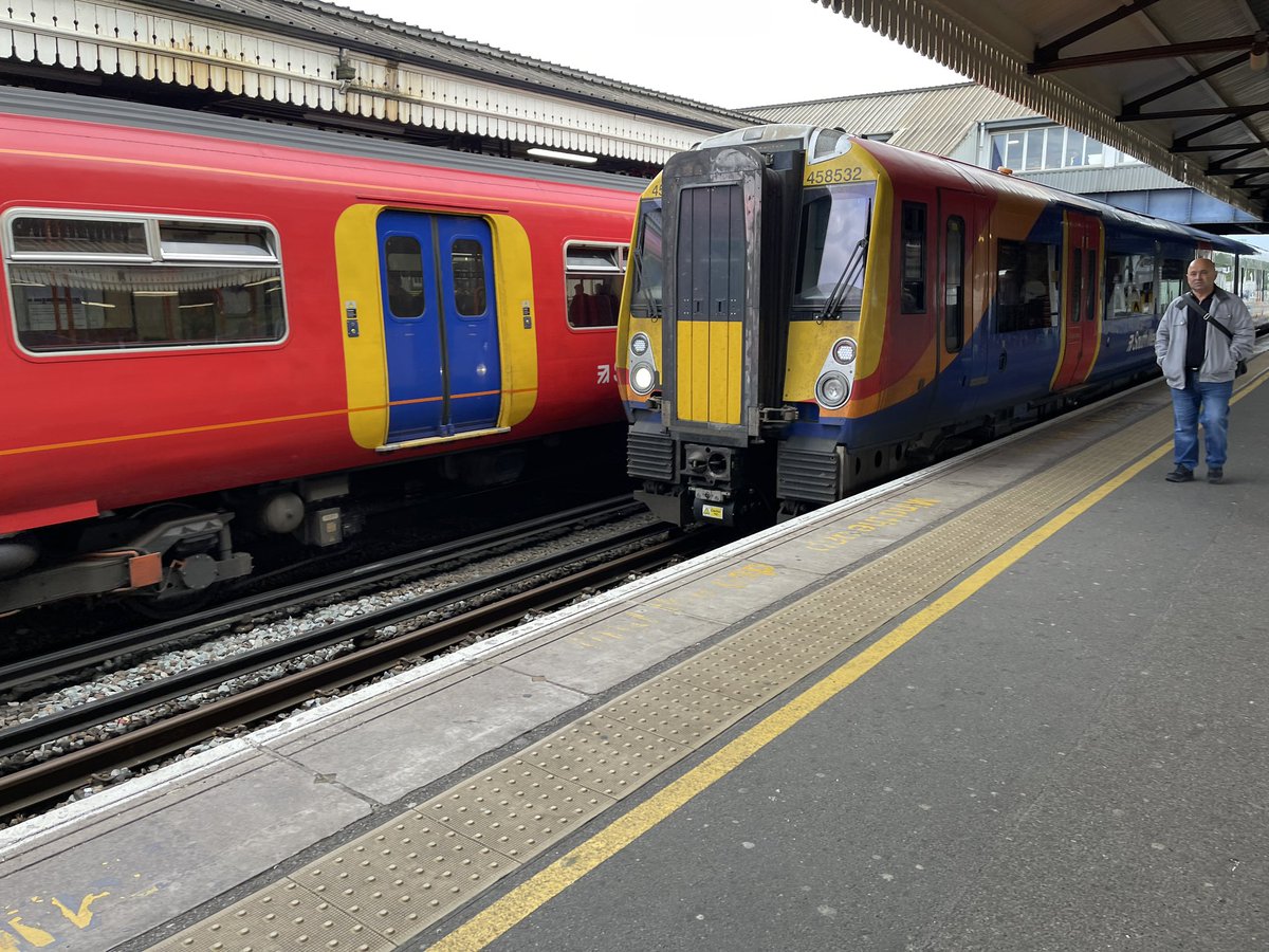 driverbod125's tweet photo. Train 119
Class 458 (77/78) ✅
Built 1998-2002 Alstom
Operator SWR
Clapham Junction to Vauxhall *
#AllTheClasses
A class with a troubled introduction to service but now settled down, after a comprehensive rebuild.
Why a * ? See next tweet! https://t.co/zIfUQa0UFn